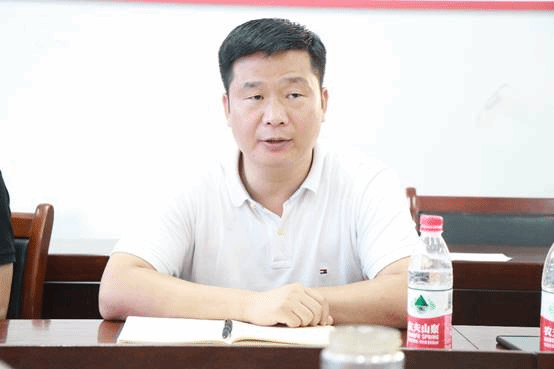 桌子前的人中度可信度描述已自動(dòng)生成