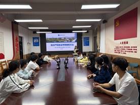 人們在房間里 中度可信度描述已自動生成 人們在房間里 中度可信度描述已自動生成